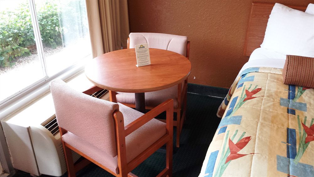 Days Inn By Wyndham Cocoa Cruiseport West At I-95/524 Exteriör bild